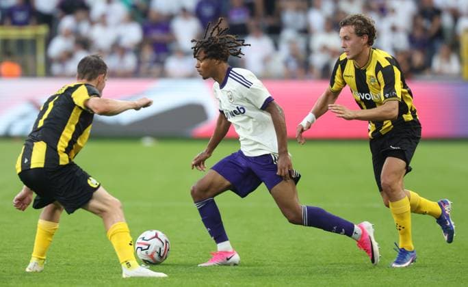 Anderlecht s Jayden Onia-Seke and Hammarby s Hampus Skoglund fight for the ball during a soccer game between Belgian RSC Anderlecht and Swedish Hammarby IF, Thursday 30 July 2026 in Brussels, the return leg of the second qualifying round for the UEFA Europa League. The first leg ended in a 1-1 draw. VIRGINIExLEFOUR  x182423206x