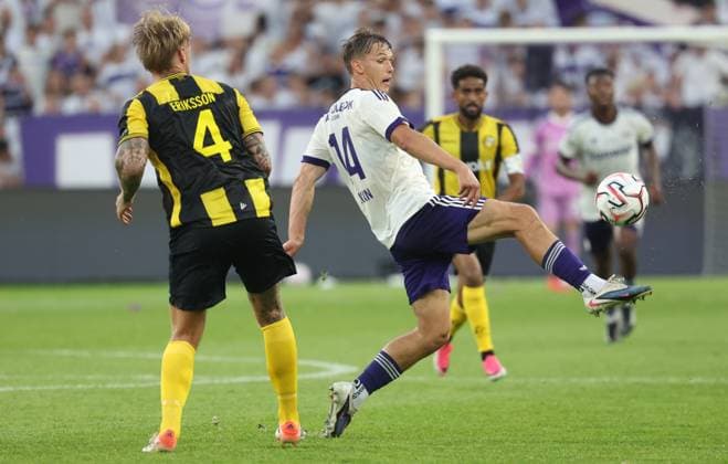 Hammarby s Victor Eriksson and Anderlecht s Danylo Sikan fight for the ball during a soccer game between Belgian RSC Anderlecht and Swedish Hammarby IF, Thursday 30 July 2026 in Brussels, the return leg of the second qualifying round for the UEFA Europa League. The first leg ended in a 1-1 draw. VIRGINIExLEFOUR  x182423630x