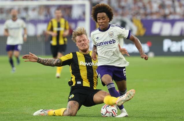 Hammarby s Victor Eriksson and Anderlecht s Joshua Nga Kana fight for the ball during a soccer game between Belgian RSC Anderlecht and Swedish Hammarby IF, Thursday 30 July 2026 in Brussels, the return leg of the second qualifying round for the UEFA Europa League. The first leg ended in a 1-1 draw. VIRGINIExLEFOUR  x182423640x