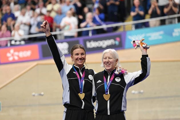 COM26 Track cycling, Rad, Radsport, Bahnrad, Bahn (Lt-rt) Jessie Hodges (pilot) and Emma Foy of New Zealand receive the Gold Medal in the Women™s Tandem B Sprint final of the Glasgow 2026 Commonwealth Games at the Sir Chris Hoy Velodrome in Glasgow, Scotland, Thursday, July 30, 2026. ( NO ARCHIVING, EDITORIAL USE ONLY Glasgow Scotland United Kingdom  Copyright: xDEANxLEWINSx 20260731111864619580