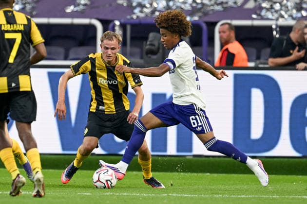 260730 RSC Anderlecht vs Hammarby IF Victor Lind (9) of Hammarby defending on Joshua Nga Kana (61) of Anderlecht pictured during the Second qualifying round - 2nd leg in the 2026-2027 Uefa Europa League season between RSC Anderlecht and Hammarby IF from Sweden on July 30 , 2026 in Anderlecht, Belgium. (Photo by David Catry Isosport) Anderlecht Belgium  Copyright: xDavidxCatryx 20260730DC2_9332