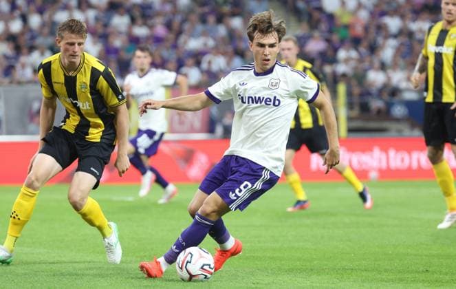 Anderlecht s Mihajlo Cvetkovic fights for the ball during a soccer game between Belgian RSC Anderlecht and Swedish Hammarby IF, Thursday 30 July 2026 in Brussels, the return leg of the second qualifying round for the UEFA Europa League. The first leg ended in a 1-1 draw. VIRGINIExLEFOUR  x182425116x