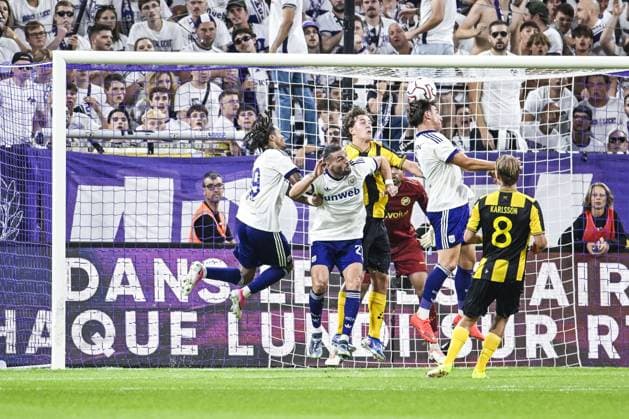 Sport Bilder des Tages Anderlecht s Leo Petrot, Hammarby s Hampus Skoglund and Anderlecht s Mihajlo Cvetkovic pictured in action during a soccer game between Belgian RSC Anderlecht and Swedish Hammarby IF, Thursday 30 July 2026 in Brussels, the return leg of the second qualifying round for the UEFA Europa League. The first leg ended in a 1-1 draw. TOM GOYVAERTS TomxGoyvaerts  x182425120x