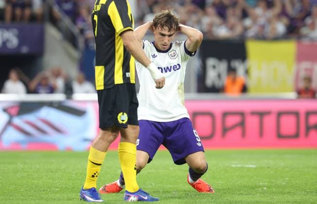 Anderlecht s Mihajlo Cvetkovic looks dejected during a soccer game between Belgian RSC Anderlecht and Swedish Hammarby IF, Thursday 30 July 2026 in Brussels, the return leg of the second qualifying round for the UEFA Europa League. The first leg ended in a 1-1 draw. VIRGINIExLEFOUR  x182425440x