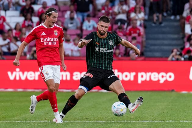 Fussball, UEFA Europa League Qualifikation: SL Benfica vs. FC St. Gallen 1879, Donnerstag, 30.07.2026 (Estadio da Luz, Lissabon, Portugal); Jakub KamiÅ ski, Jakub Kaminski (13, SL Benfica), Tom Gaal (26, FC St. Gallen) *** Soccer, UEFA Europa League Qualifying: SL Benfica vs. FC St. Gallen 1879, Thursday, July 30, 2026, Estadio da Luz, Lisbon, Portugal: Jakub Kaminski, Jakub Kaminski 13, SL Benfica, Tom Gaal 26, FC St. Gallen Copyright: xValentinxDomgjonix