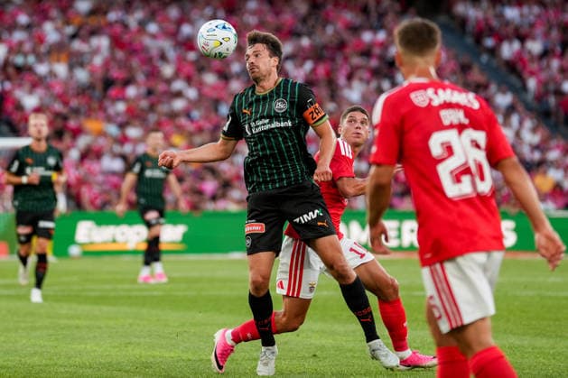Fussball, UEFA Europa League Qualifikation: SL Benfica vs. FC St. Gallen 1879, Donnerstag, 30.07.2026 (Estadio da Luz, Lissabon, Portugal); Lukas Görtler (16, FC St. Gallen), Heorhiy Sudakov (10, SL Benfica) *** Soccer, UEFA Europa League Qualifying: SL Benfica vs. FC St. Gallen 1879, Thursday, July 30, 2026, Estadio da Luz, Lisbon, Portugal; Lukas Görtler 16, FC St. Gallen; Heorhiy Sudakov 10, SL Benfica Copyright: xValentinxDomgjonix