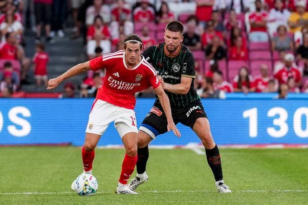 Fussball, UEFA Europa League Qualifikation: SL Benfica vs. FC St. Gallen 1879, Donnerstag, 30.07.2026 (Estadio da Luz, Lissabon, Portugal); Jakub KamiÅ ski, Jakub Kaminski (13, SL Benfica), Tom Gaal (26, FC St. Gallen) *** Soccer, UEFA Europa League Qualifying: SL Benfica vs. FC St. Gallen 1879, Thursday, July 30, 2026, Estadio da Luz, Lisbon, Portugal: Jakub Kaminski, Jakub Kaminski 13, SL Benfica, Tom Gaal 26, FC St. Gallen Copyright: xValentinxDomgjonix