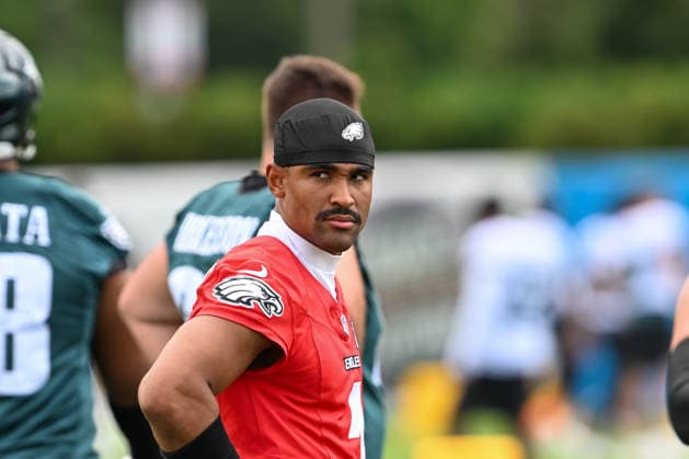 PHILADELPHIA, PA - JULY 30: Philadelphia Eagles quarterback Jalen Hurts 1 reacts during the Philadelphia Eagles training camp on July 30th, 2026 at Jefferson Health Training Complex in Philadelphia, PA. (Photo by Terence Lewis Icon Sportswire) NFL, American Football Herren, USA JUL 30 Eagles Training Camp EDITORIAL USE ONLY Icon260730025