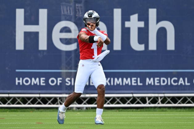 PHILADELPHIA, PA - JULY 30: Philadelphia Eagles quarterback Jalen Hurts 1 throws the ball during the Philadelphia Eagles training camp on July 30th, 2026 at Jefferson Health Training Complex in Philadelphia, PA. (Photo by Terence Lewis Icon Sportswire) NFL, American Football Herren, USA JUL 30 Eagles Training Camp EDITORIAL USE ONLY Icon260730032