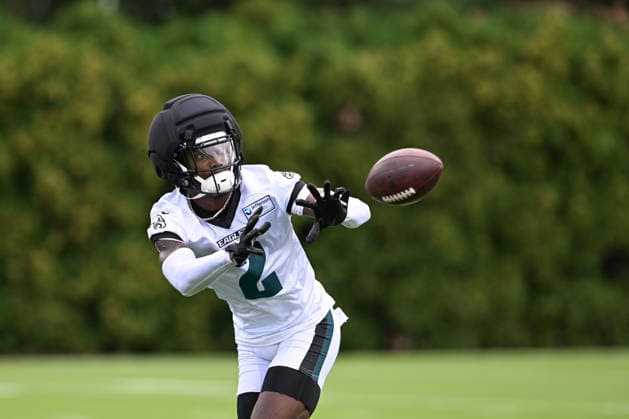PHILADELPHIA, PA - JULY 30: Philadelphia Eagles cornerback Riq Woolen 2 catches the ball during the Philadelphia Eagles training camp on July 30th, 2026 at Jefferson Health Training Complex in Philadelphia, PA. (Photo by Terence Lewis Icon Sportswire) NFL, American Football Herren, USA JUL 30 Eagles Training Camp EDITORIAL USE ONLY Icon260730037