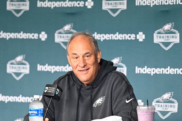 PHILADELPHIA, PA - JULY 30: Philadelphia Eagles defensive coordinator Vic Fangio is shown during the Philadelphia Eagles training camp on July 30th, 2026 at Jefferson Health Training Complex in Philadelphia, PA. (Photo by Terence Lewis Icon Sportswire) NFL, American Football Herren, USA JUL 30 Eagles Training Camp EDITORIAL USE ONLY Icon260730040