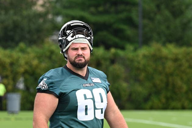 PHILADELPHIA, PA - JULY 30: Philadelphia Eagles guard Landon Dickerson 69 looks on during the Philadelphia Eagles training camp on July 30th, 2026 at Jefferson Health Training Complex in Philadelphia, PA. (Photo by Terence Lewis Icon Sportswire) NFL, American Football Herren, USA JUL 30 Eagles Training Camp EDITORIAL USE ONLY Icon260730041