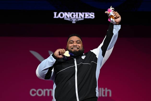 COM26 WEIGHTLIFTING, David Andrew Liti of New Zealand poses for photographs on the podium after winning gold in the Men™s +110kg Weightlifting of the Glasgow 2026 Commonwealth Games at the SEC Armadillo in Glasgow, Scotland, Thursday, July 30, 2026. ( NO ARCHIVING, EDITORIAL USE ONLY Glasgow Scotland United Kingdom  Copyright: xLUKASxCOCHx 20260731122687454000