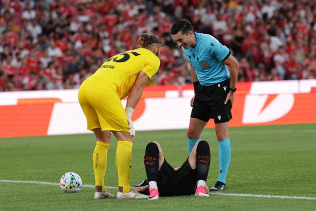 Sport Bilder des Tages Uefa Europa League Second qualifying round – second leg at Estádio da Luz, July 30, 2026, Lisbon v.l. goalkeeper Lukas Watkowiak (St. Gallen ,25) , Jozo Stanic (St. Gallen ,4) liegt verletzt auf den Boden, Schiedsrichter Florian Badstuebner GER Lisbon Estádio da Luz Lisbon Portugal Copyright: xFernandoxSoaresx