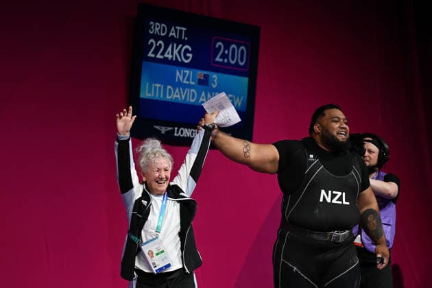 COM26 WEIGHTLIFTING, David Andrew Liti of New Zealand celebrates with coach Tina Ball after winning gold during the Men™s +110kg Weightlifting of the Glasgow 2026 Commonwealth Games at the SEC Armadillo in Glasgow, Scotland, Thursday, July 30, 2026. ( NO ARCHIVING, EDITORIAL USE ONLY Glasgow Scotland United Kingdom  Copyright: xLUKASxCOCHx 20260731197019606506
