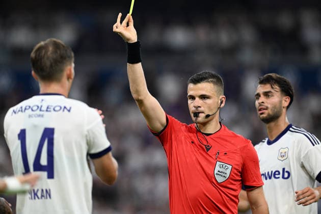 260730 RSC Anderlecht vs Hammarby IF referee Danilo Nikolic shows the yellow card pictured during the Second qualifying round - 2nd leg in the 2026-2027 Uefa Europa League season between RSC Anderlecht and Hammarby IF from Sweden on July 30 , 2026 in Anderlecht, Belgium. (Photo by David Catry Isosport) Anderlecht Belgium  Copyright: xDavidxCatryx 20260730DC2_0047