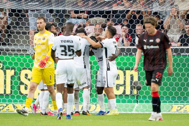 Europa League: FC Midtjylland - Besiktas JK FC Midtjylland s goalkeeper Elias Olafsson sneaks away while Besiktas JK s players celebrate Orkun Kökcü s goal to 2-0 during the Europa League qualification match between FC Midtjylland and Besiktas JK at MCH Arena in Herning on Thursday, July 30, 2026. (Photo: Bo Amstrup Ritzau Scanpix) , Herning Denmark Mors *** Europa League: FC Midtjylland vs. Besiktas JK. FC Midtjylland goalkeeper Elias Olafsson slips away while Besiktas JK players celebrate Orkun Kökcü’s goal, making the score 2–0, during the Europa League qualifying match between FC Midtjylland and Besiktas JK at MCH Arena in Herning on Thursday, July 30, 2026. Photo by Bo Amstrup, Ritzau Scanpix, Herning, Denmark, Mors  Copyright: BoxAmrstrupx xRitzauxScanpix BoxAmstrupx spdk20260730-215455-L