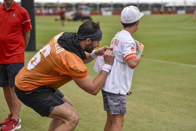 July 30, 2026, Tampa, Florida, USA: Tampa Bay Buccaneers 2026-2027 quarterback Baker Mayfield (6) signs a young fans jersey at training camp. Tampa USA - ZUMAp_bu 0863058040st Copyright: xHannahxWallsx