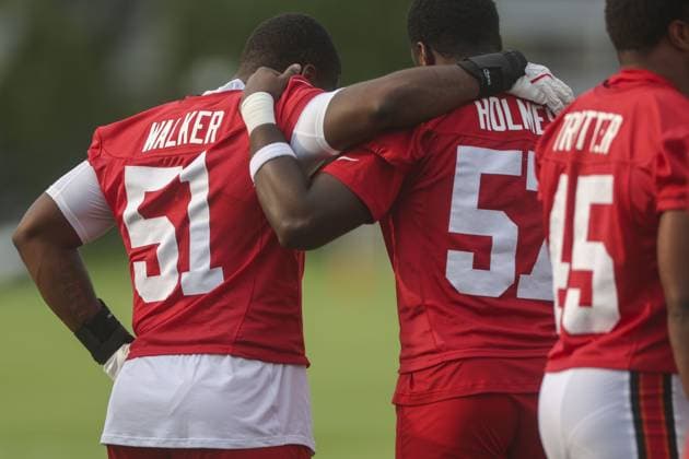 July 30, 2026, Tampa, Florida, USA: Tampa Bay Buccaneers 2026-2027 linebacker David Walker (51) and Tampa Bay Buccaneers linebacker Yasir Holmes say a prayer before beginning training camp. Tampa USA - ZUMAp_bu 0863058047st Copyright: xHannahxWallsx