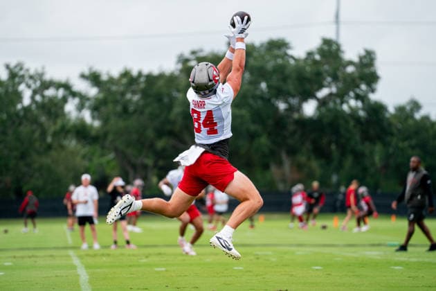July 30, 2026, Tampa, Florida, U.S.A: Tampa Bay Buccaneers tight end No. 84 Bauer Sharp makes a great catch in training camp practice at the AdventHealth Training Center in Tampa NFL, American Football Herren, USA 2026 Tampa Bay Buccaneers Training Camp  - ZUMAc282 20260730_zsp_c282_010 Copyright: xJustinxColenx
