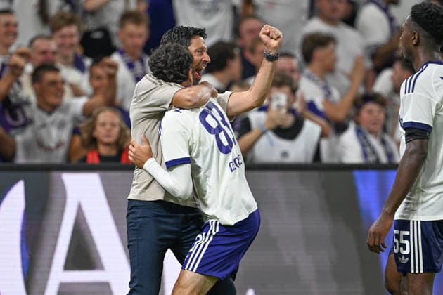 260730 RSC Anderlecht vs Hammarby IF Tristan Degreef (83) of Anderlecht celebrates with Head Coach Vitor Bruno of Anderlecht after scoring the 3-1 goal pictured during the Second qualifying round - 2nd leg in the 2026-2027 Uefa Europa League season between RSC Anderlecht and Hammarby IF from Sweden on July 30 , 2026 in Anderlecht, Belgium. (Photo by David Catry Isosport) Anderlecht Belgium  Copyright: xDavidxCatryx 20260730DC2_0706
