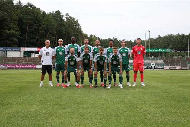 30.07.2026, xrekx, Fussball Regionalliga Suedwest, FC Homburg - Fototermin Saison 2026 27 v.l. Neuzugänge (Hintere Reihe v.l) Roland Seitz Trainer (FC 08 Homburg) Marc Ehrhart (FC 08 Homburg) Aaron Manu (FC 08 Homburg) Jacob Roden (FC 08 Homburg) Emir Kuhinja (FC 08 Homburg) Michael Guthörl (FC 08 Homburg) Nicolas Andermatt (FC 08 Homburg) Jonas Weyand (FC 08 Homburg) (Vordere Reihe v.l) Birkan Celik (FC 08 Homburg) Julian Günther-Schmidt (FC 08 Homburg) Yohann Torres (FC 08 Homburg) Jan-Erik Eichhorn (FC 08 Homburg) (DFL DFB REGULATIONS PROHIBIT ANY USE OF PHOTOGRAPHS as IMAGE SEQUENCES and or QUASI-VIDEO) Homburg *** July 30, 2026, xrekx, Regional League Southwest Soccer, FC Homburg Photo Op for the 2026–27 Season, from left: New Signings; Back Row, from left: Roland Seitz, Coach of FC 08 Homburg; Marc Ehrhart, FC 08 Homburg; Aaron Manu, FC 08 Homburg; Jacob Roden, FC 08 Homburg; Emir Kuhinja, FC 08 Homburg, Michael Guthörl, FC 08 Homburg, Nicolas Andermatt, FC 08 Homburg, Jonas Weyand, FC 08 Homburg; front row, from left: Birkan Celik, FC 08 Homburg, Julian Günther Schmidt, FC 08 Homburg, Yohann Torres, FC 08 Homburg Jan Erik Eichhorn FC 08 Homburg DFL and DFB regulations prohibit any use of photographs as image sequences and or quasi-video Homburg
