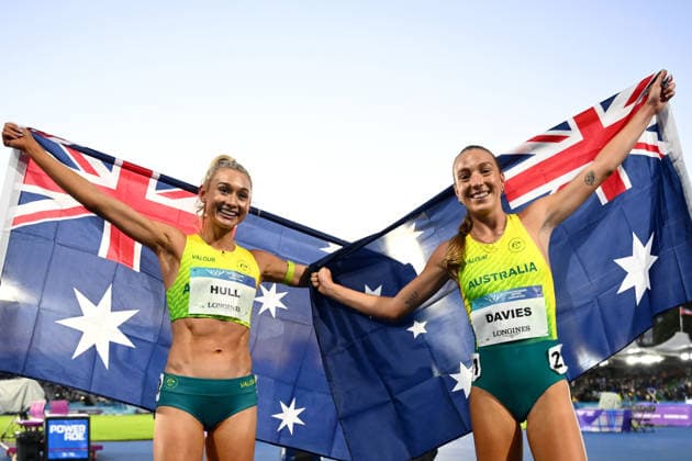 COM26 ATHLETICS, Jess Hull (silver) and Rose Davies (gold) of Australia celebrate following the Women s 5000m Final of the Glasgow 2026 Commonwealth Games at EDF Scotstoun Stadium in Glasgow, Scotland, Thursday, July 30, 2026. ( NO ARCHIVING, EDITORIAL USE ONLY Glasgow United Kingdom  Copyright: xJOELxCARRETTx 20260731138815268946