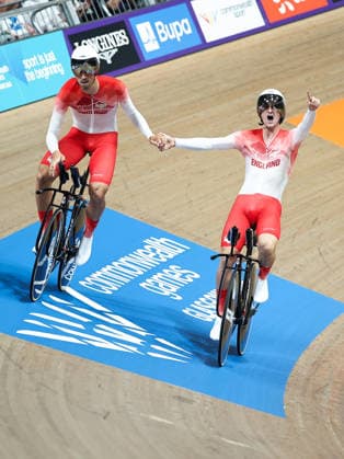 Glasgow 2026 Commonwealth Games Picture by Alex Whitehead SWpix.com - 30 07 2026 - Glasgow 2026 Commonwealth Games - Track cycling, Rad, Radsport, Bahnrad, Bahn and Para Track Cycling - Sir Chris Hoy Velodrome, Glasgow, Scotland - Men s 4000m Team Pursuit - For Gold - Henry Hobbs, Charlie Tanfield, William Tidball, Ethan Vernon of England celebrate winning the Commonwealth Gold Medal Glasgow Sir Chris Hoy Velodrome Scotland Copyright: x xSWpix.comx(t axPhotographyxHubxLtd)xAlexxWhitehead SWpix.comx SWP-3030-16268