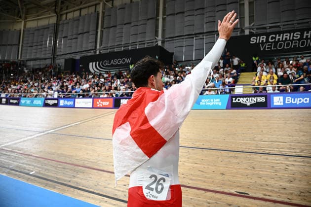 Glasgow 2026 Commonwealth Games Picture by Olly Hassell SWpix.com - 30 07 2026 - Glasgow 2026 Commonwealth Games - Track cycling, Rad, Radsport, Bahnrad, Bahn and Para Track Cycling - Sir Chris Hoy Velodrome, Glasgow, Scotland - Men s 4000m Team Pursuit - For Gold - William Tidball of England celebrate winning the Commonwealth Gold Medal Glasgow Sir Chris Hoy Velodrome Scotland Copyright: x xSWpix.comx(t axPhotographyxHubxLtd)xOllyxHassell SWpix.comx SWP-3030-16274