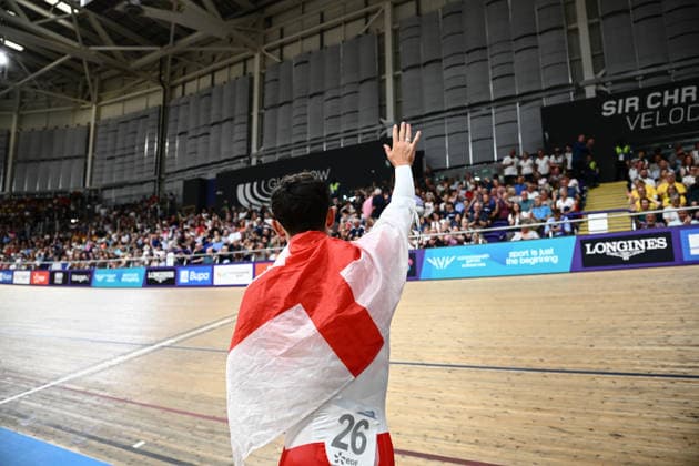 Glasgow 2026 Commonwealth Games Picture by Olly Hassell SWpix.com - 30 07 2026 - Glasgow 2026 Commonwealth Games - Track cycling, Rad, Radsport, Bahnrad, Bahn and Para Track Cycling - Sir Chris Hoy Velodrome, Glasgow, Scotland - Men s 4000m Team Pursuit - For Gold - William Tidball of England celebrate winning the Commonwealth Gold Medal Glasgow Sir Chris Hoy Velodrome Scotland Copyright: x xSWpix.comx(t axPhotographyxHubxLtd)xOllyxHassell SWpix.comx SWP-3030-16275