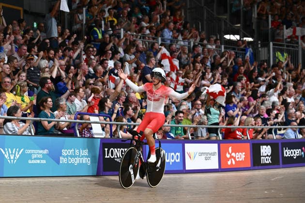 Glasgow 2026 Commonwealth Games Picture by Olly Hassell SWpix.com - 30 07 2026 - Glasgow 2026 Commonwealth Games - Track cycling, Rad, Radsport, Bahnrad, Bahn and Para Track Cycling - Sir Chris Hoy Velodrome, Glasgow, Scotland - Men s 4000m Team Pursuit - For Gold - Henry Hobbs, Charlie Tanfield, William Tidball, Ethan Vernon of England celebrate winning the Commonwealth Gold Medal Glasgow Sir Chris Hoy Velodrome Scotland Copyright: x xSWpix.comx(t axPhotographyxHubxLtd)xOllyxHassell SWpix.comx SWP-3030-16283