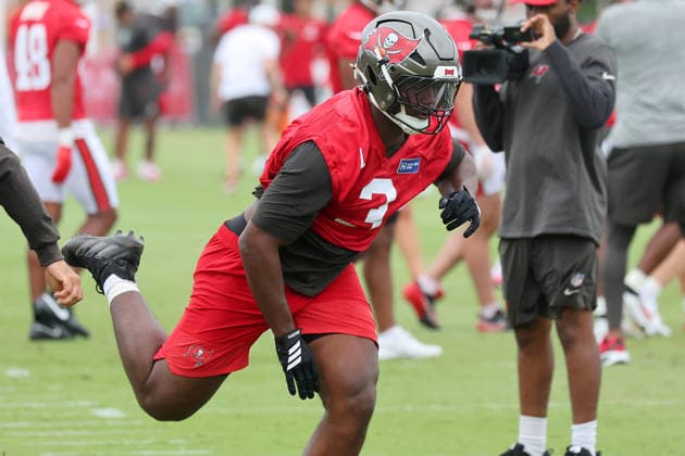 TAMPA, FL - JULY 30: Tampa Bay Buccaneers Linebacker Rueben Bain Jr. (3) goes thru drills during Training Camp on July 30, 2026 at the AdventHealth Training Center at One Buccaneer Place in Tampa, Florida. (Photo by Cliff Welch Icon Sportswire) NFL, American Football Herren, USA JUL 30 Tampa Bay Buccaneers Training Camp EDITORIAL USE ONLY Icon357260730316