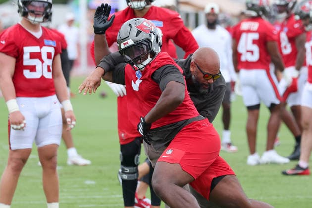 TAMPA, FL - JULY 30: Tampa Bay Buccaneers Linebacker Rueben Bain Jr. (3) goes thru drills during Training Camp on July 30, 2026 at the AdventHealth Training Center at One Buccaneer Place in Tampa, Florida. (Photo by Cliff Welch Icon Sportswire) NFL, American Football Herren, USA JUL 30 Tampa Bay Buccaneers Training Camp EDITORIAL USE ONLY Icon357260730317