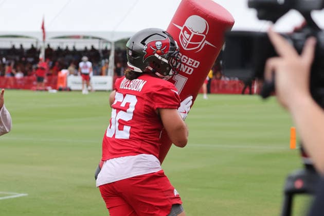 TAMPA, FL - JULY 30: Tampa Bay Buccaneers Linebacker Christian Rozeboom (52) goes thru drills during Training Camp on July 30, 2026 at the AdventHealth Training Center at One Buccaneer Place in Tampa, Florida. (Photo by Cliff Welch Icon Sportswire) NFL, American Football Herren, USA JUL 30 Tampa Bay Buccaneers Training Camp EDITORIAL USE ONLY Icon357260730330