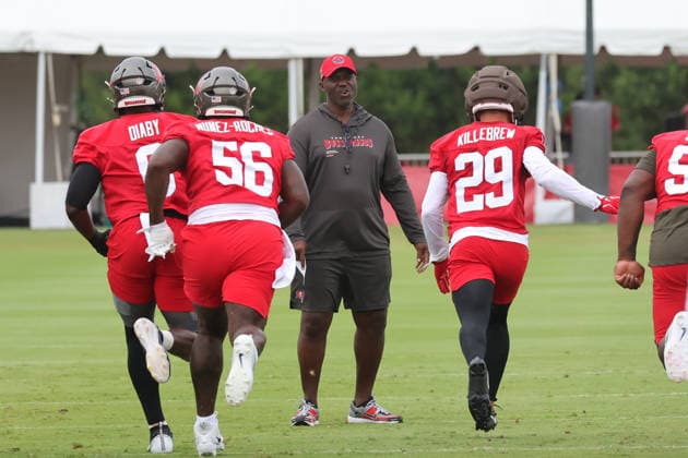 TAMPA, FL - JULY 30: Tampa Bay Buccaneers Head Coach Todd Bowles leads his defense during Training Camp on July 30, 2026 at the AdventHealth Training Center at One Buccaneer Place in Tampa, Florida. (Photo by Cliff Welch Icon Sportswire) NFL, American Football Herren, USA JUL 30 Tampa Bay Buccaneers Training Camp EDITORIAL USE ONLY Icon357260730337