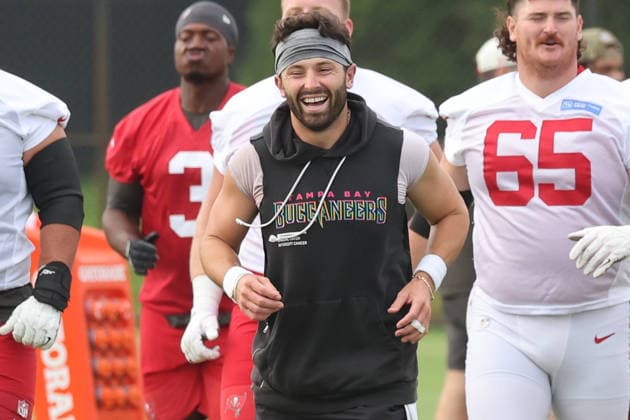 TAMPA, FL - JULY 30: Tampa Bay Buccaneers Quarterback Baker Mayfield (6) smiles as he goes thru a drill during Training Camp on July 30, 2026 at the AdventHealth Training Center at One Buccaneer Place in Tampa, Florida. (Photo by Cliff Welch Icon Sportswire) NFL, American Football Herren, USA JUL 30 Tampa Bay Buccaneers Training Camp EDITORIAL USE ONLY Icon357260730339