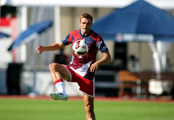Fussball, Herren, Bundesliga, Saison 2026 2027, FC Rottach-Egern - FC Bayern München, Testspiel, Trainingslager, Rottach-Egern Joao Palhinha (FC Bayern München) nimmt einen Ball an, hier beim Aufwärmen *** Soccer, Men s, Bundesliga, 2026–2027 Season, FC Rottach Egern vs. FC Bayern Munich, Friendly Match, Training Camp, Rottach Egern: Joao Palhinha of FC Bayern Munich controls the ball here during warm-ups