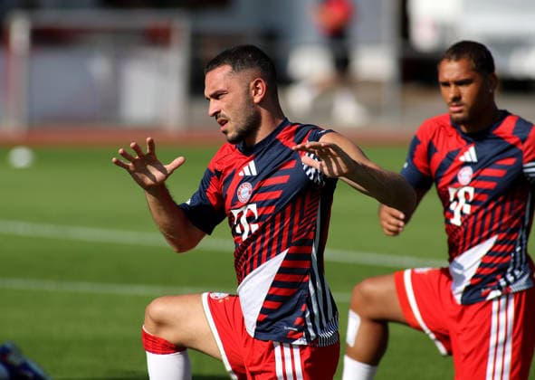 Fussball, Herren, Bundesliga, Saison 2026 2027, FC Rottach-Egern - FC Bayern München, Testspiel, Trainingslager, Rottach-Egern Arijon Ibrahimovic (FC Bayern München) beim Aufwärmen, Dehnen *** Soccer, Men s, Bundesliga, 2026–2027 Season, FC Rottach Egern vs. FC Bayern Munich, Friendly Match, Training Camp, Rottach Egern, Arijon Ibrahimovic, FC Bayern Munich warming up and stretching