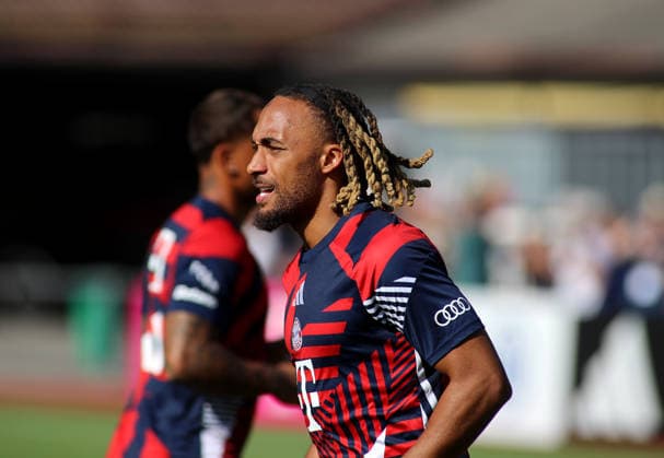 Fussball, Herren, Bundesliga, Saison 2026 2027, FC Rottach-Egern - FC Bayern München, Testspiel, Trainingslager, Rottach-Egern Sacha Boey (FC Bayern München) beim Aufwärmen, Kopf, Oberkörper *** Soccer, Men s, Bundesliga, 2026–2027 Season, FC Rottach Egern vs. FC Bayern Munich, Friendly Match, Training Camp, Rottach Egern, Sacha Boey, FC Bayern Munich warming up, Head, Upper Body
