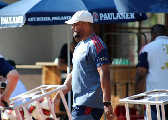 Fussball, Herren, Bundesliga, Saison 2026 2027, FC Rottach-Egern - FC Bayern München, Testspiel, Trainingslager, Rottach-Egern Vincent Kompany, Trainer (FC Bayern München) auf dem Weg zur Trainerbank *** Soccer, Men s, Bundesliga, 2026–2027 Season, FC Rottach Egern vs. FC Bayern Munich, Friendly Match, Training Camp, Rottach Egern, Vincent Kompany, FC Bayern Munich Coach on His Way to the Bench