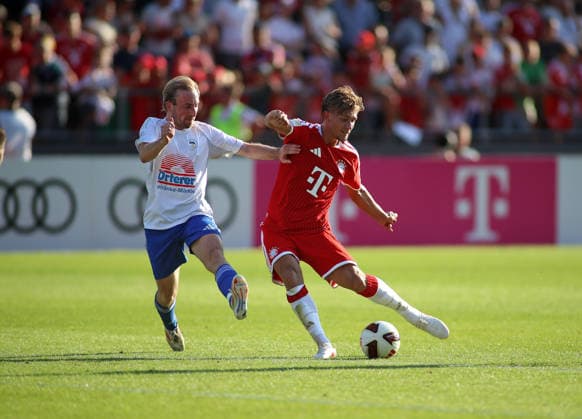 Fussball, Herren, Bundesliga, Saison 2026 2027, FC Rottach-Egern - FC Bayern München, Testspiel, Trainingslager, Rottach-Egern Tom Bischof (FC Bayern München) im Zweikampf um den Ball *** Soccer, Men s, Bundesliga, 2026–2027 Season, FC Rottach Egern vs. FC Bayern Munich, Friendly Match, Training Camp, Rottach Egern: Tom Bischof of FC Bayern Munich in a battle for the ball