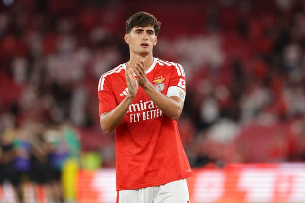 Uefa Europa League Second qualifying round – second leg at Estádio da Luz, July 30, 2026, Lisbon v.l. Antonio Silva (SL Benfica ,4) thanks the fans, thanked, thanks, team after the game Lisbon Estádio da Luz Lisbon Portugal Copyright: xFernandoxSoaresx