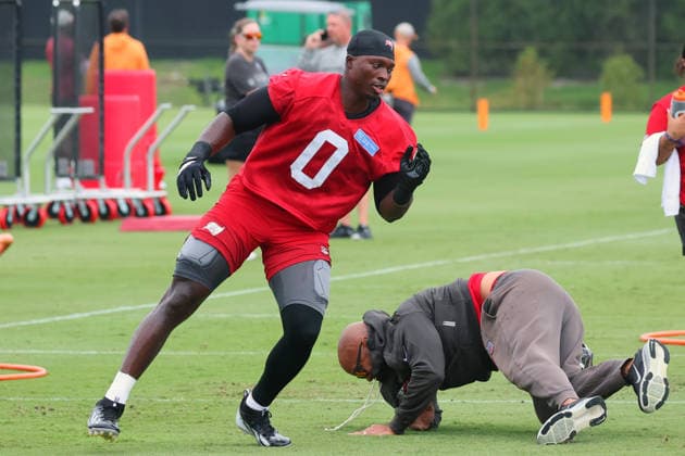 TAMPA, FL - JULY 30: Tampa Bay Buccaneers Linebacker Yaya Diaby (0) goes thru drills during Training Camp on July 30, 2026 at the AdventHealth Training Center at One Buccaneer Place in Tampa, Florida. (Photo by Cliff Welch Icon Sportswire) NFL, American Football Herren, USA JUL 30 Tampa Bay Buccaneers Training Camp EDITORIAL USE ONLY Icon357260730342