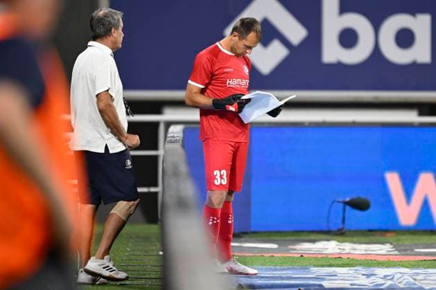 KAA Gent v LNZ Cherkasy - UEFA Conference League GENT, BELGIUM - JULY 30 : Roef Davy goalkeeper of KAA Gent consults a penalties shoot out briefing during the UEFA Conference League 2026 27 second qualifying round second leg between KAA Gent and LNZ Cherkasy on July 30, 2026 in Gent, Belgium, 30 07 2026 Gent Belgium  Copyright: xNicoxVereeckenx
