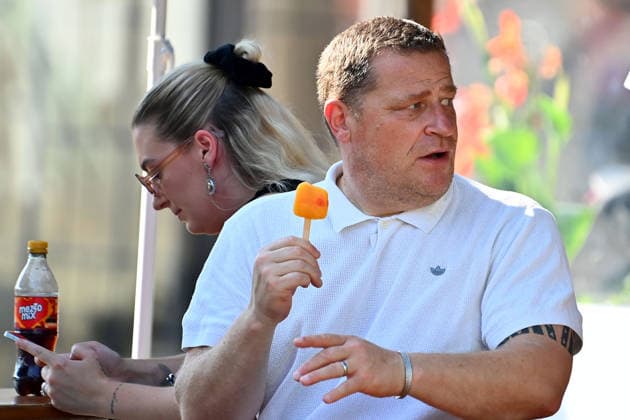 Max EBERL (Sportvorstand FC Bayern Muenchen) mit einem Eis am Stiel. Einzelbild,angeschnittenes Einzelmotiv,Halbfigur,halbe Figur. Testspiel FC Rottach Egern - FC Bayern Muenchen Trainingslager in Rottach Egern am 30.07.2026. Fussball 1. Bundesliga,Saison 2026 2027. *** Max EBERL, Sporting Director of FC Bayern Munich, holding a popsicle; single frame, cropped image, half-length shot, half-figure; friendly match between FC Rottach Egern and FC Bayern Munich at the training camp in Rottach Egern on July 30, 2026; soccer, Bundesliga 1,2026–2027 season