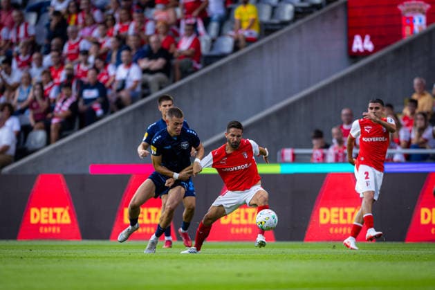 Å½elezniÄar PanÄevo and Joao Moutinho seen during UEFA Conference League qualifying game between teams of SC Braga and FK Zeleznicar Pancevo (Luis Santos Ball Raw Images) Braga Estadio Municipal de Braga Portugal Copyright: xLuisxSantosx luissantos_braga_zeleznicar_2627_55