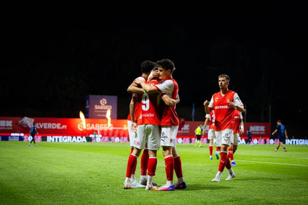 SC Braga s team seen celebrating after Fran Navarro goal s during UEFA Conference League qualifying game between teams of SC Braga and FK Zeleznicar Pancevo (Luis Santos Ball Raw Images) Braga Estadio Municipal de Braga Portugal Copyright: xLuisxSantosx luissantos_braga_zeleznicar_2627_89