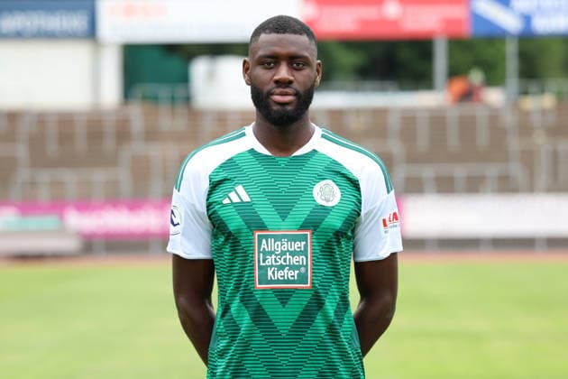 30.07.2026, xrekx, Fussball Regionalliga Suedwest, FC Homburg - Fototermin Saison 2026 27 v.l. Aaron Manu (FC 08 Homburg) (DFL DFB REGULATIONS PROHIBIT ANY USE OF PHOTOGRAPHS as IMAGE SEQUENCES and or QUASI-VIDEO) Homburg *** July 30, 2026, xrekx, Soccer Regional League Southwest, FC Homburg Photo Op for the 2026–27 Season; from left: Aaron, Manu, FC 08 Homburg. DFL and DFB regulations prohibit any use of photographs as image sequences and or quasi-video. Homburg