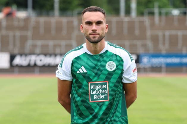 30.07.2026, xrekx, Fussball Regionalliga Suedwest, FC Homburg - Fototermin Saison 2026 27 v.l. Emir Kuhinja (FC 08 Homburg) (DFL DFB REGULATIONS PROHIBIT ANY USE OF PHOTOGRAPHS as IMAGE SEQUENCES and or QUASI-VIDEO) Homburg *** July 30, 2026, xrekx, Regional League Southwest Soccer, FC Homburg Photo Session, 2026–27 Season; from left: Emir Kuhinja, FC 08 Homburg. DFL and DFB regulations prohibit any use of photographs as image sequences and or quasi-video. Homburg