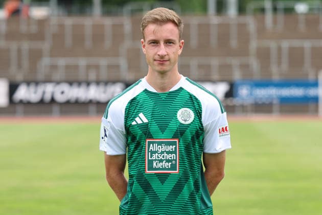 30.07.2026, xrekx, Fussball Regionalliga Suedwest, FC Homburg - Fototermin Saison 2026 27 v.l. Tim Steinmetz (FC 08 Homburg) (DFL DFB REGULATIONS PROHIBIT ANY USE OF PHOTOGRAPHS as IMAGE SEQUENCES and or QUASI-VIDEO) Homburg *** July 30, 2026, xrekx, Regional League Southwest Soccer, FC Homburg Photo Session, 2026–27 Season; from left: Tim Steinmetz, FC 08 Homburg. DFL and DFB regulations prohibit any use of photographs as image sequences and or quasi-video. Homburg